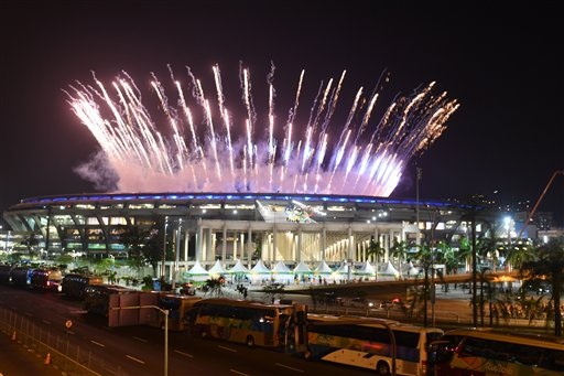 Lễ khai mạc Olympic 2016: Rực rỡ sắc màu, ánh sáng - 49
Pháo hoa đã rực sáng ở sân vận động Maracana