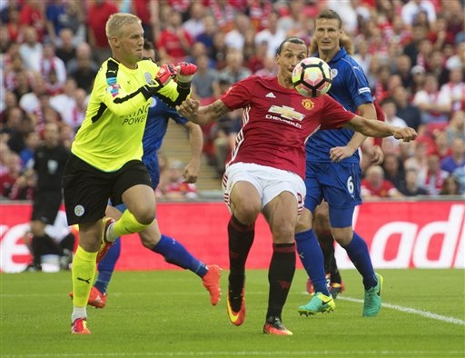 Man Utd 2-1 Leicester: Chiếc cúp đầu của Mourinho - 2
Schmeichel (trái) lao ra đẩy bóng trước mũi giày của Ibrahimovic