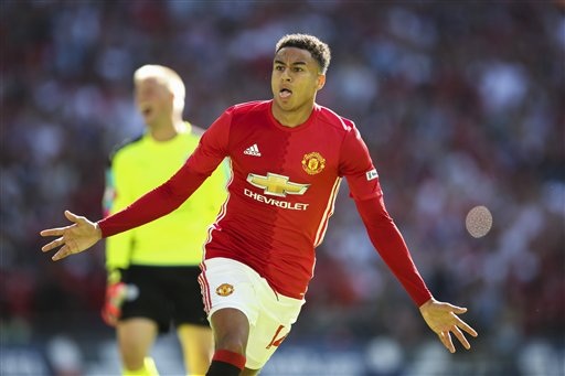 Man Utd 2-1 Leicester: Chiếc cúp đầu của Mourinho - 3
Lingard ăn mừng bàn thắng mở tỉ số