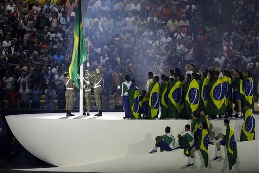 Lễ khai mạc Olympic 2016: Rực rỡ sắc màu, ánh sáng - 47
Quốc kỳ nước chủ nhà Brazil được kéo lên tại Maracana
