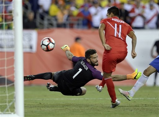 Bàn thắng bằng tay vào lưới Brazil trong con mắt trọng tài Việt - 1 Brazil bị loại khỏi Copa America bởi bàn thắng bằng tay của cầu thủ Peru