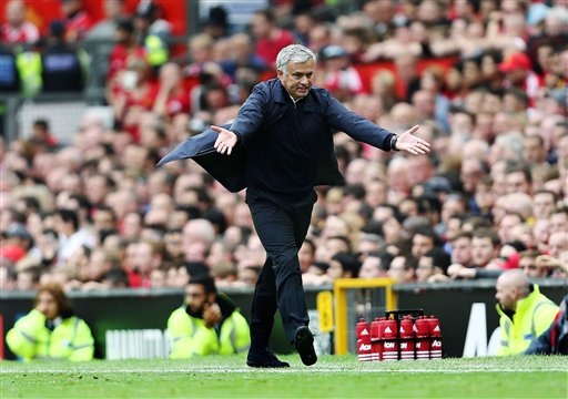 MU 1-2 Man City: Guardiola lại thắng Mourinho - 4
Một pha phản ứng của Mourinho trong trận đấu