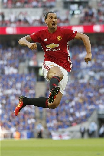 Man Utd 2-1 Leicester: Chiếc cúp đầu của Mourinho - 1
Ibra ăn mừng sau pha ghi bàn