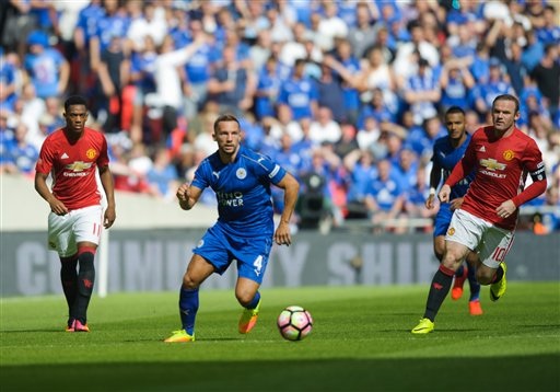 Man Utd 2-1 Leicester: Chiếc cúp đầu của Mourinho - 4
Drinkwater (giữa) trong vòng vây của đối phương