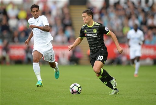 Chelsea đứt mạch toàn thắng trên sân Swansea - 2
Hazard (phải) đi bóng trong trận đấu gặp Swansea