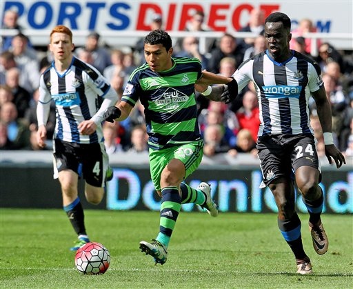 Newcastle đủ sức cản bước Man City? - 2 Newcastle (áo sọc đen trắng) vừa chiến thắng trước Swansea