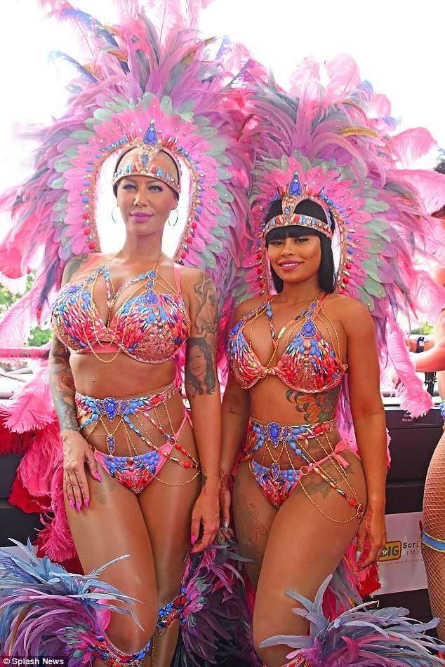 Vũ nữ thoát y và bạn thân khoe"hết cỡ" tại lễ hội - 1
Blac Chyna và Amber Rose được trả cát sê lớn để tham dự lễ hội Carnival diễn ra ở Trinidad và Tobago ngày 10/2