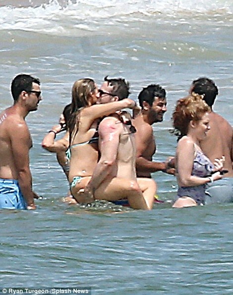 Mỹ nhân gợi tình khoe bụng bầu với áo tắm - 1 
Blake Lively bế bụng bầu trên biển cùng chồng yêu Ryan Reynolds