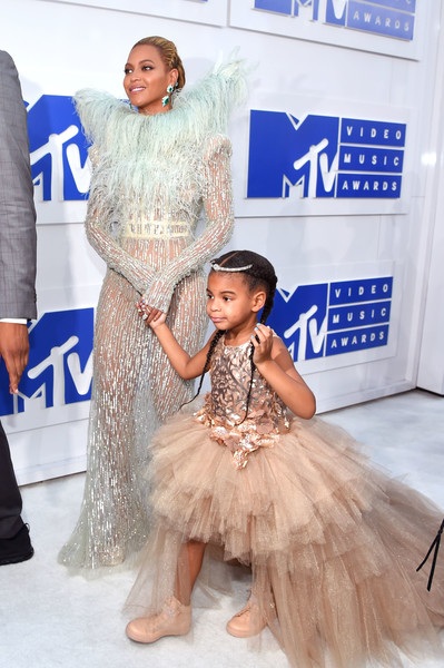 
Cô đưa con gái cưng Blue Ivy Carter cùng dự sự kiện.
