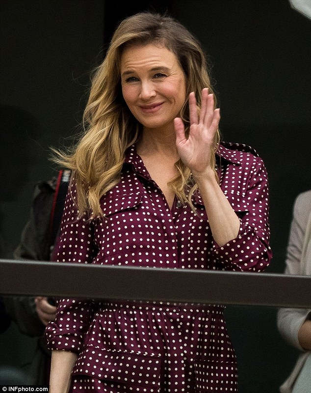 Renee Zellweger tái xuất sau tin đồn thẩm mỹ - 6
Nữ diễn viên nổi tiếng cáu giận khi bị quy chụp là phẫu thuật thẩm mỹ, cô phủ nhận việc thẩm mỹ vùng mắt và cho rằng, đây là chuyện riêng của mình