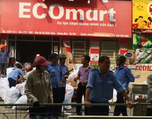 
Trong khi người dân tố cáo Công ty HUDS cưỡng chế thu tài sản trái luật thì phía công ty này cho rằng chỉ thực hiện dịch chuyển tài sản theo hợp đồng thuê Ki ốt đã ký.
