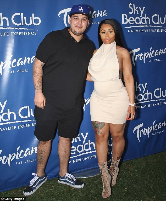 Em cô Kim sắp lên chức bố - 1
Rob Kardashian và bạn gái, người mẫu Blac Chyna sắp đón con gái đầu lòng sau 8 tháng hẹn hò