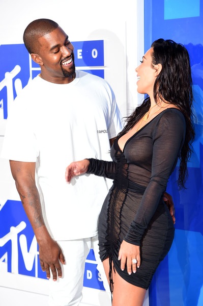 
Kim Kardashian và chồng xuất hiện nổi bật
