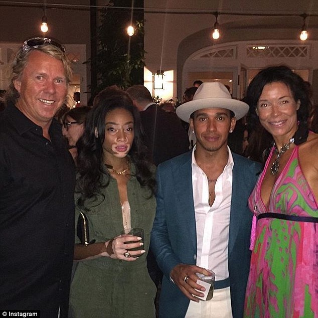 Người mẫu da bò sữa hò hẹn tay đua công thức 1? - 7
Lewis Hamilton đẹp trai, giàu có nổi tiếng là tay chơi ở xứ sương mù.