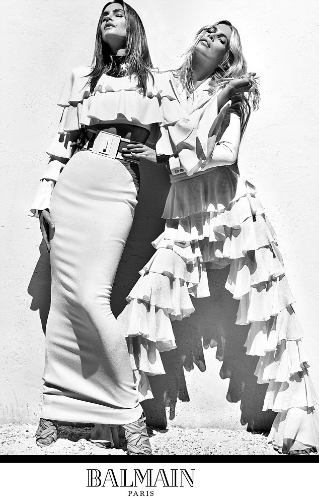 
Cindy Crawford bên đồng nghiệp - siêu mẫu Đức Claudia Schiffer - chân dài đình đám từng xuất hiện trên hơn 500 bìa tạp chí. Claudi giờ đã 46 tuổi
