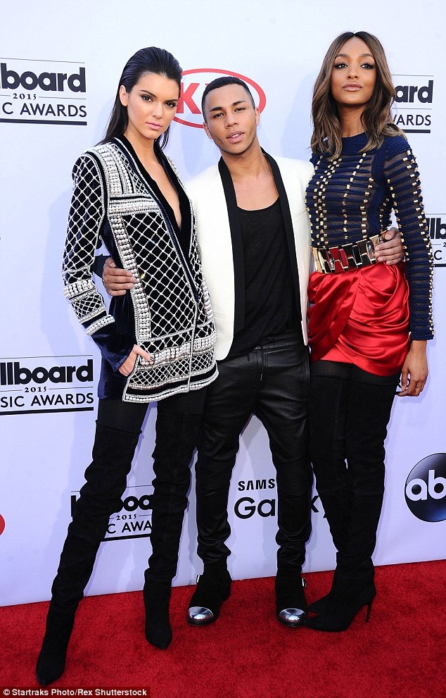 
NTK của Balmain - Olivier Rousteing bên hai nàng thơ mới - hai gương mặt siêu mẫu trẻ thành công hiện nay Kendall Jenner và Jourdan Dunn. Balmain nổi tiếng hơn nhiều từ khi có Olivier Rousteing ngồi ghế giám đốc sáng tạo.
