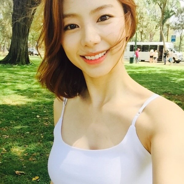 “Bà xã” Bae Yong Joon lộ diện lần đầu sau thông báo “bầu bí” - 3
Nữ diễn viên Park Soo Jin đang mang thai đứa con đầu lòng của Bae Yong Joon.