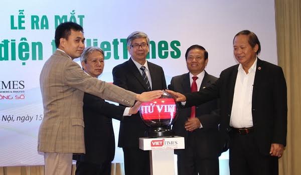 Ra mắt Tạp chí điện tử VIETTIMES - 1
Đại diện Tạp chí - TBT Đặng Vương Hạnh và các vị khách mời chung tay bấm nút, chính thức xuất bản Tạp chí điện tử VietTimes.