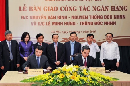 Tân Thống đốc Lê Minh Hưng tiếp quản “ghế nóng” ngân hàng - 1 Tại buổi lễ bàn giao công tác ngân hàng, ông Nguyễn Văn Bình và ông Lê Minh Hưng đã tiến hành các nghi thức ký biên bản bàn giao.