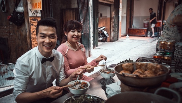 Chuyện tình của cặp đôi bằng tuổi, hẹn hò phải mang… chứng minh thư - 2
Thủa hẹn hò của cặp đôi này cũng nhiều thử thách, giận hờn.