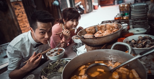 Chuyện tình của cặp đôi bằng tuổi, hẹn hò phải mang… chứng minh thư - 3
Hai người cho rằng có được ngày hôm nay là nhờ cái duyên và cả sự cảm thông, chia sẻ.