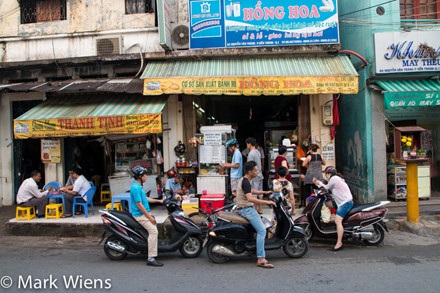 
Tiệm bánh Hồng Hoa dưới góc máy của vlogger nổi tiếng Mark Wiens.
