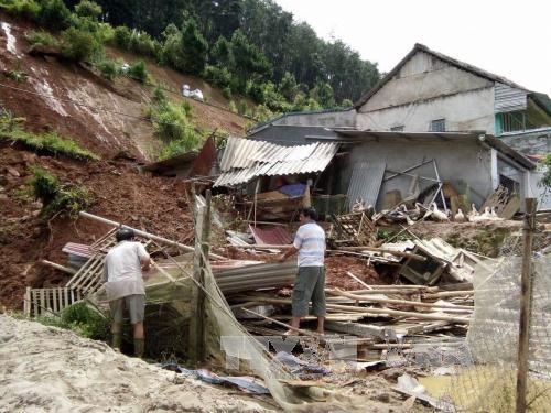 Bão số 3 làm 9 người chết và mất tích, 8 người bị thương - 2
1 gia đình ở khu 3 thị trấn Trạm Tấu, huyện Trạm Tấu, tỉnh Yên Bái bị đất đá sạt lở vào nhà. Ảnh: Tuấn Anh – TTXVN