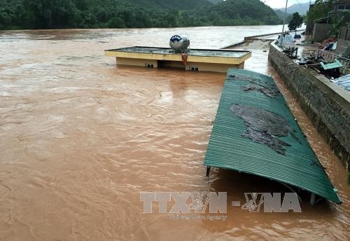Bão số 3 làm 9 người chết và mất tích, 8 người bị thương - 3
Nước sông ở huyện Ba Chẽ dâng cao làm ngập nhiều nhà dân. Ảnh: Nguyễn Hoàng-TTXVN