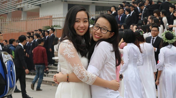 
Bảo Uyên (trái) đạt “Thủ khoa xuất sắc khối Nga” trường Hà Nội – Amsterdam niên khóa 2013-2016.
