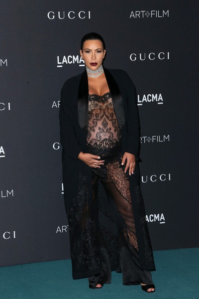
Kim Kardashian ưa chuộng váy áo xuyên thấu khi mang thai con thứ 2.
