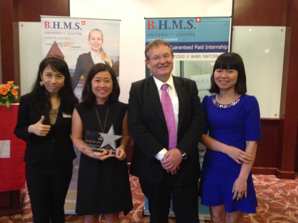 Tìm hiểu trường BHMS và khám phá thành phố đẹp nhất Thuỵ Sĩ - 1
Là công ty tư vấn du học Thuỵ Sĩ uy tín, Cầu Xanh tự hào được trường BHMS trao phần thưởng