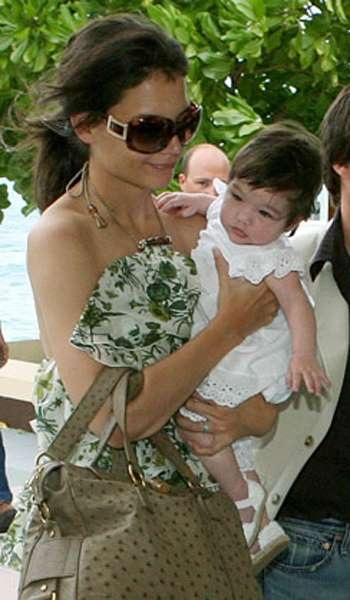 Những đứa trẻ tại Hollywood: Ngày ấy và bây giờ - 9
Ngay từ những ngày mới chào đời, Suri Cruise – con gái ruột của hai ngôi sao nổi tiếng Tom Cruise và Katie Holmes, đã được truyền thông xem là một ngôi sao của làng thời trang khi sở hữu tủ quần áo hàng triệu đô la. Cô bé cũng được giới săn tin quan tâm chẳng kém gì bất kỳ ngôi sao hạng A nào tại Hollywood.