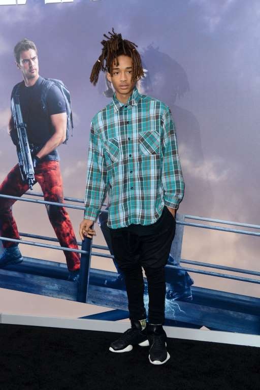 Những đứa trẻ tại Hollywood: Ngày ấy và bây giờ - 20
Jaden Smith tiếp tục sự nghiệp điện ảnh sau đó và tham gia một số bộ phim như After Earth, đóng cùng cha ruột vào năm 2013, The Karate Kid vào năm 2010 cùng Thành Long. Sắp tới, cậu con trai của Will Smith còn góp mặt trong bộ phim truyền hình dài tập The Get Down, dự kiến lên sóng trong mùa hè 2016. Cậu nhóc 17 tuổi còn gây chú ý khi có một dòng sản phẩm thời trang riêng. Chuyện hò hẹn của Jayden cũng làm tiêu tốn nhiều giấy mực của báo giới. Trước khi hò hẹn với người mẫu 19 tuổi Sarah Snyder, Jayden từng là bạn trai của Kylie Jenner, em gái cùng mẹ khác cha của Kim Kardashian.
