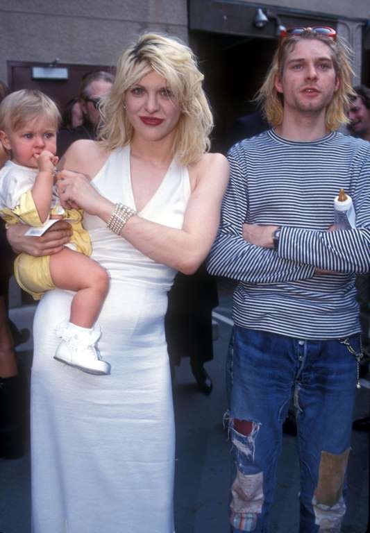 Những đứa trẻ tại Hollywood: Ngày ấy và bây giờ - 15
Khi cha ruột, ngôi sao nhạc rock Kurt Cobain qua đời, Frances Bean Cobain mới chỉ là một cô bé 20 tuổi. Cô bé có mái tóc vàng này là con duy nhất của huyền thoại nhạc rock. Trong suốt những năm tháng trưởng thành, Frances sống cùng mẹ ruột, dì và bà nội.