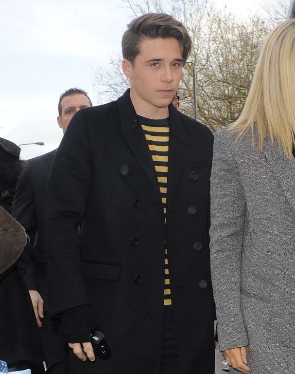 Những đứa trẻ tại Hollywood: Ngày ấy và bây giờ - 18
Năm tháng trôi đi, Brooklyn Beckham giờ đã là một hotboy tại Hollywood. Cậu nhóc điển trai này đã được mời làm người mẫu thời trang cho một số tạp chí và nhãn hiệu. Thậm chí, cậu con trai của David Beckham còn được chọn là nhiếp ảnh gia cho nhãn hiệu thời trang Burberry. Trước đó, cậu con trai lớn của David Beckham từng làm bồi bàn tại một quán cà phê để học về giá trị của đồng tiền. Chuyện tình yêu của Brooklyn cũng được chú ý chẳng kém gì các ngôi sao hạng A tại Hollywood. Danh sách người yêu của hotboy này gồm có nữ diễn viên Chloe Grace Moretz và hiện tại là người mẫu tuổi teen người Pháp - Sonia Ben Ammar.