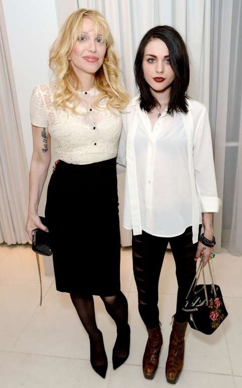 Những đứa trẻ tại Hollywood: Ngày ấy và bây giờ - 16
Frances Bean Cobain không ước mơ hay tham vọng trở thành ca sĩ giống như cha mẹ ruột. Cô bé có một đam mê mạnh mẽ với mỹ thuật và muốn trở thành một nghệ sĩ đồ họa. Cô con gái duy nhất của thủ lĩnh nhóm Nirvana đã tham gia sản xuất bộ phim tài liệu về cha ruột - Kurt Cobain: Montage of Heck vào năm 2015. Tháng 3 vừa rồi, cô gái 23 tuổi đã đệ đơn ly dị chồng, Isaiah Silva. Frances làm đám cưới vào tháng 6/2014.