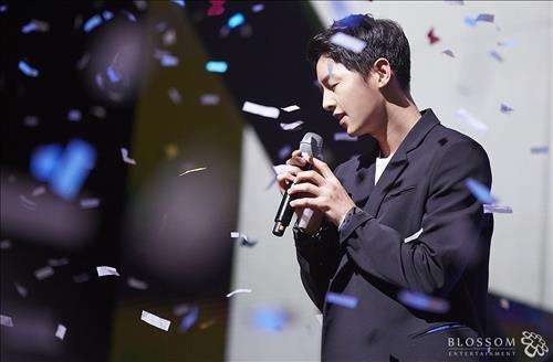 Mỹ nam “Hậu duệ Mặt trời” Song Joong Ki thừa nhận muốn kết hôn - 6
Song Joong Ki hát ca khúc Always trong buổi gặp mặt người hâm mộ tại Seoul, Hàn quốc.