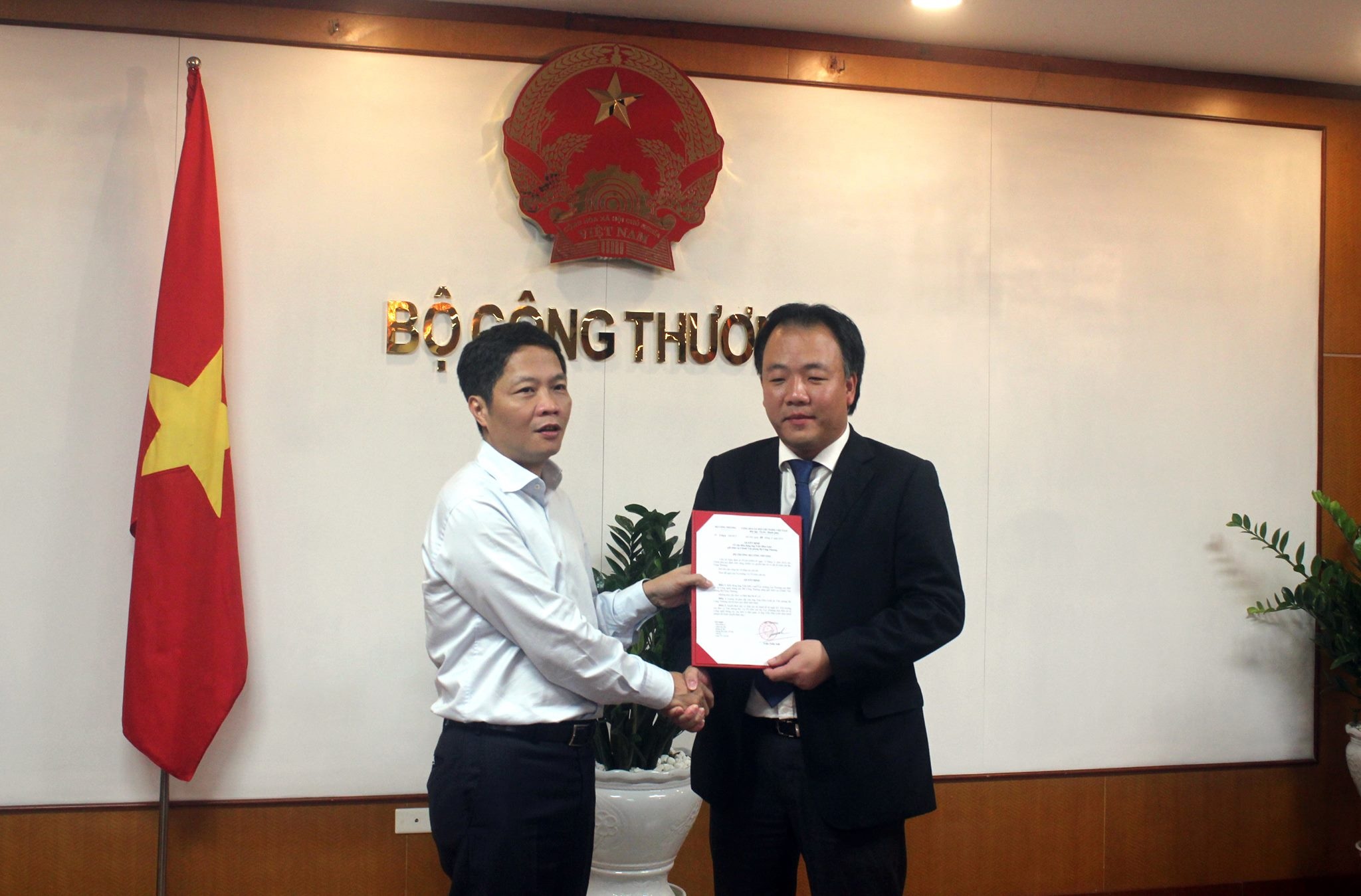 Thay đổi nhân sự quan trọng ở Bộ Công Thương - 1
Bộ trưởng Công Thương Trần Tuấn Anh trao quyết định cho ông Trần Hữu Linh