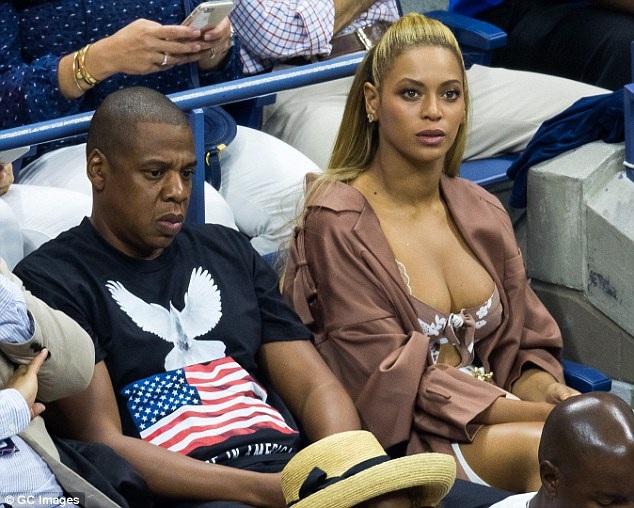 Beyonce khoe ngực khủng khi đi xem tennis - 3
Beyonce và chồng chăm chú theo dõi trận đấu giữa Serena Williams và Vania King