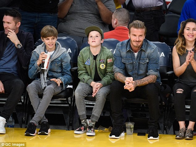 David Beckham nổi bật khi đi xem bóng rổ vì... quá đẹp trai - 6
Gia đình Beckham rất yêu thích bóng rổ và thường xuyên cùng nhau đi xem khi rảnh rỗi