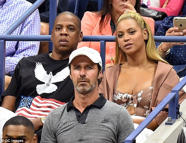 Beyonce khoe ngực khủng khi đi xem tennis - 5
Serena từng xuất hiện trong MV Lemonade của Beyonce và mới đây còn giới thiệu màn diễn của diva da màu tại lễ trao giải VMA 2016