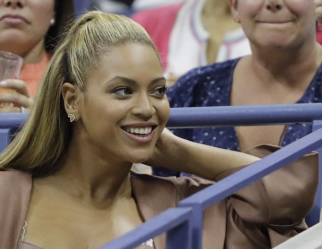 Beyonce khoe ngực khủng khi đi xem tennis - 7
Cô và con gái gây ấn tượng trên thảm đỏ lễ trao giải này nhờ 2 bộ váy kiểu quý tộc.