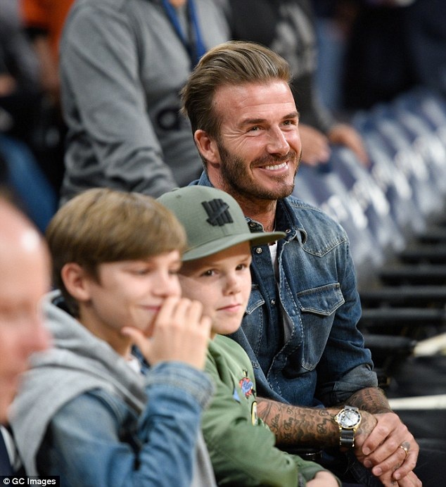 David Beckham nổi bật khi đi xem bóng rổ vì... quá đẹp trai - 10
Việc mở nhiều cửa hiệu lớn liên tục khiến Vic gặp phải vấn đề thu không đủ bù chi. David cũng chi mạnh tiền cho công việc kinh doanh của vợ.