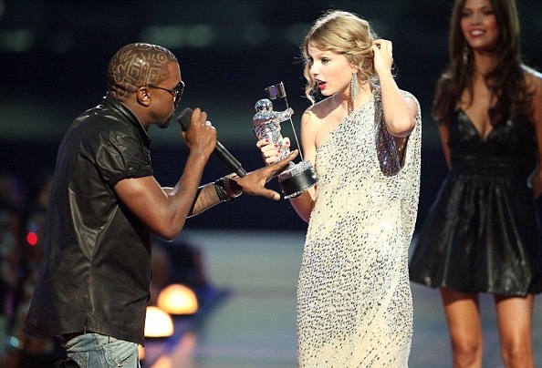 "Ẵm" 3 giải Grammy năm 2016, Taylor Swift "đá xoáy" Kanye West - 5
Kanye West từng phá ngang bài phát biểu nhận giải của Taylor Swift tại lễ trao giải âm nhạc VMAs năm 2009.
