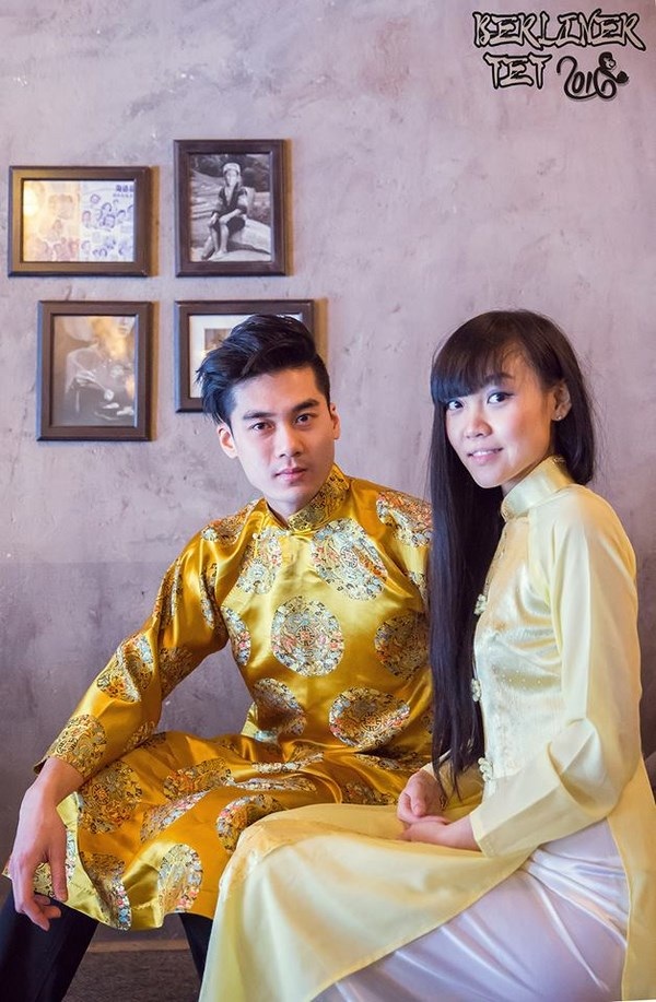 Áo dài không cần sự cầu kỳ thái quá. Chẳng cần tóc vấn nhiều lọn, trang điểm nhiều màu, mùi hương sực nức… Áo dài vốn dĩ đẹp vì sự giản đơn, nên mái tóc thả suôn mềm, trang điểm nhẹ nhàng, hương thơm thoảng bay là vừa đủ.