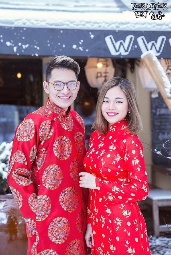 Nếu như áo dài trắng làm người ta liên tưởng đến những cô nữ sinh duyên dáng thướt tha thì khi bắt gặp hình ảnh áo dài đỏ người ta liên tưởng ngay tới Tết.