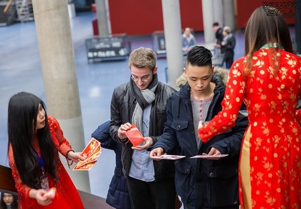 Du học sinh Đức diễn Táo quân, lì xì túi muối đầu xuân - 4
Phong bao lì xì đỏ và những gói muối được tặng cho tất cả khách tham dự gợi nét đẹp văn hóa Tết Việt.