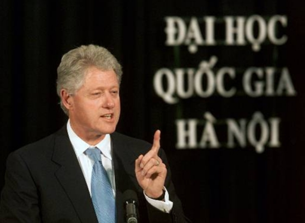 
Ông Clinton đã có buổi giao lưu với sinh viên tại Đại học Quốc gia Hà Nội và chuyến thăm tới một trường tiểu học tại TP.HCM. Ông và gia đình đã có chuyến thăm tới vùng nông thôn của Việt Nam để theo dõi các dự án tín dụng vi mô, cung cấp các khoản vay nhỏ để giúp phụ nữ nông thôn thoát khỏi đói nghèo. (Ảnh: AP)
