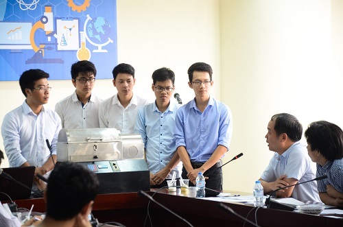 Nhiều sáng tạo độc đáo ở tháng sinh viên nghiên cứu khoa học - 1 Các sinh viên bảo vệ đề tài nghiên cứu của mình trước Hội đồng giám khảo