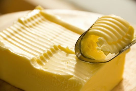 
Phết bơ lên bánh mì trắng có thể gây ra những vấn đề sức khoẻ
